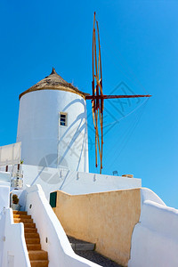 希腊圣托里尼奥亚小城镇传统白色风车图片