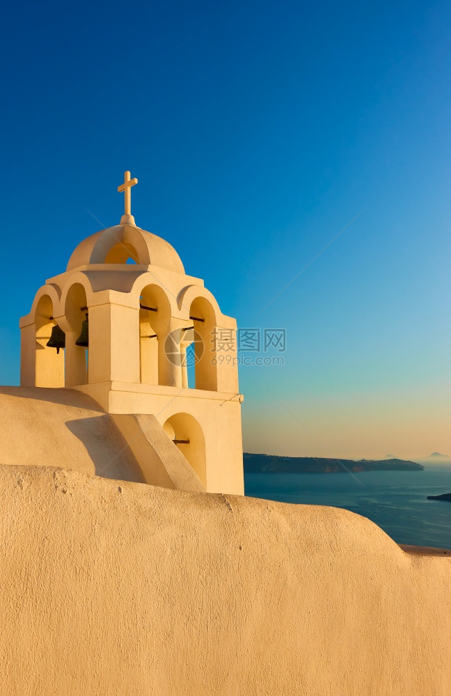 希腊日落时在圣托里尼岛的贝尔塔希腊建筑图片