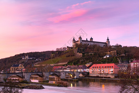 玛丽恩伯格Marienberg堡和旧主桥的景象德国巴伐利亚州WurzburgWurzburg的AlteMainbruke粉色日落德国巴伐利背景