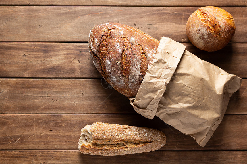 木制板上面包食品组装背景纹理有复制空间图片