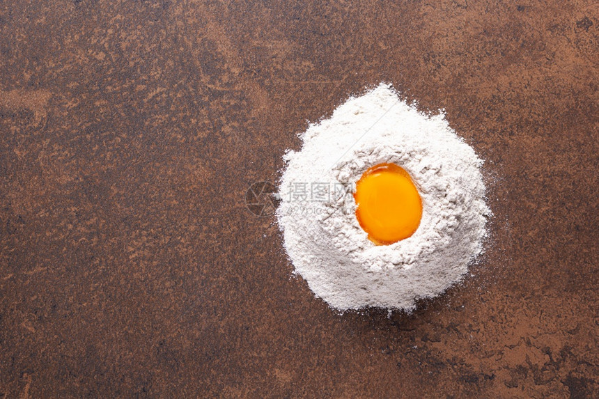 面粉食品和鸡蛋作为自制面包烘烤的食品和鸡蛋成份放在桌上图片