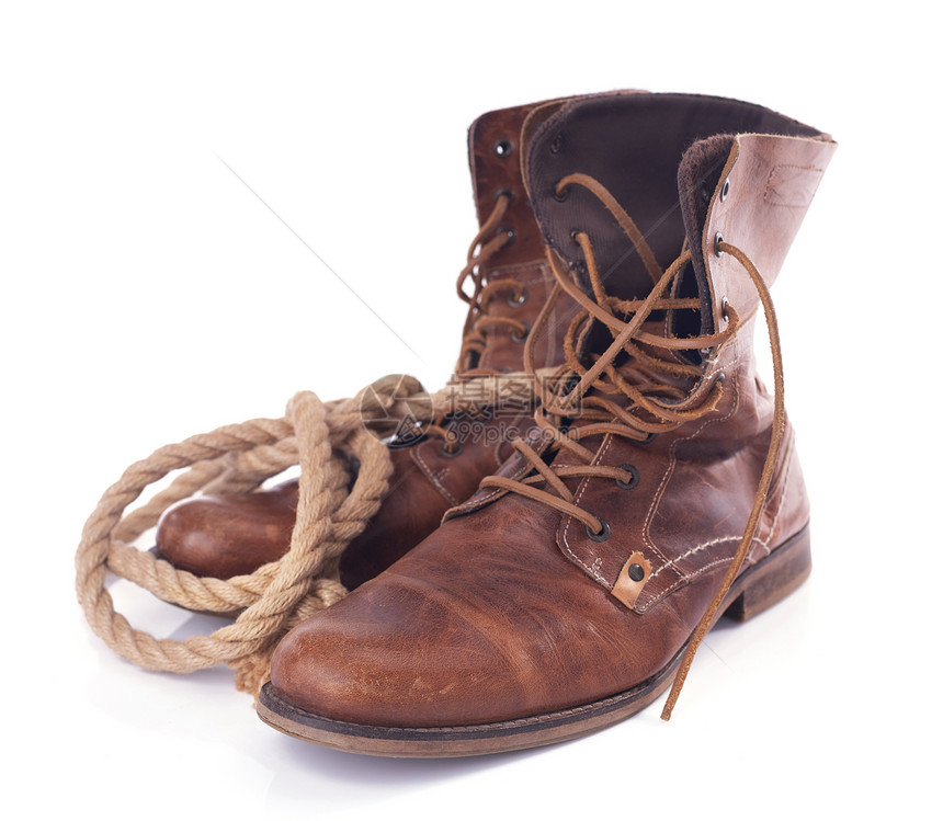 在白色背景上孤立的旧皮革靴鞋用船绳旅行概念图片