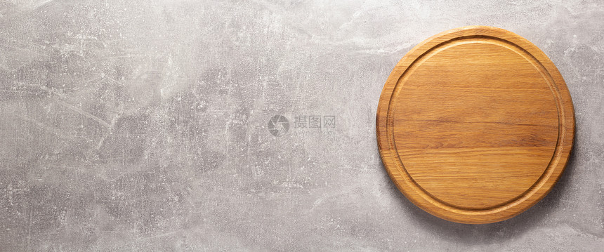 餐桌上自制烘烤用的披萨或面包切饼板带有复制空间的石头背景纹理食品谱概念全景图片