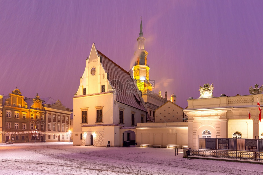 波兰兹南州雪圣诞之夜旧城老市场广的波兹南市政厅兰兹南夜间老城波兹南图片