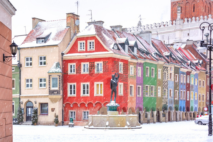 波兰兹南雪寒冬日老城旧市场广的商房和喷泉波兰兹南图片