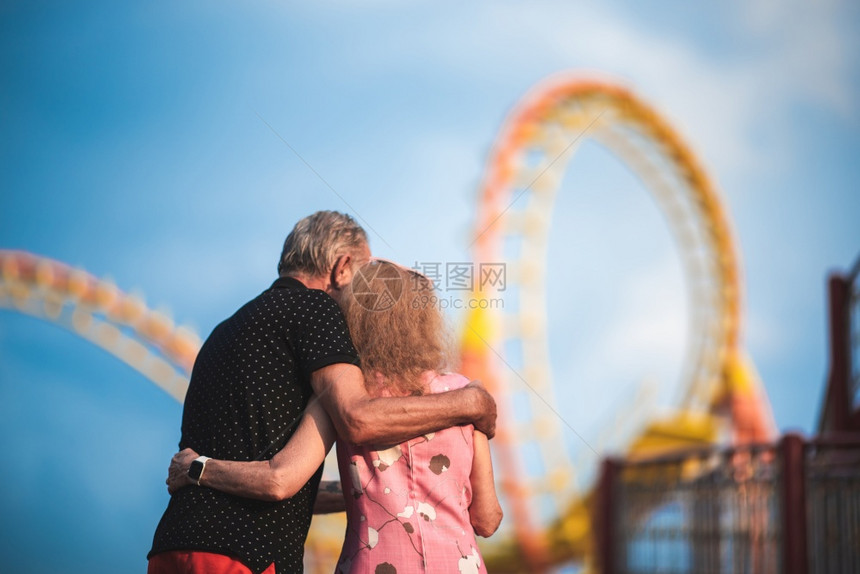 两位年长的情人在主题公园共度节日图片