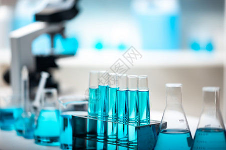药房蓝色用于科学研究医现代创新研究实验蓝色液体样本测试的管和实验室玻璃器件设置背景