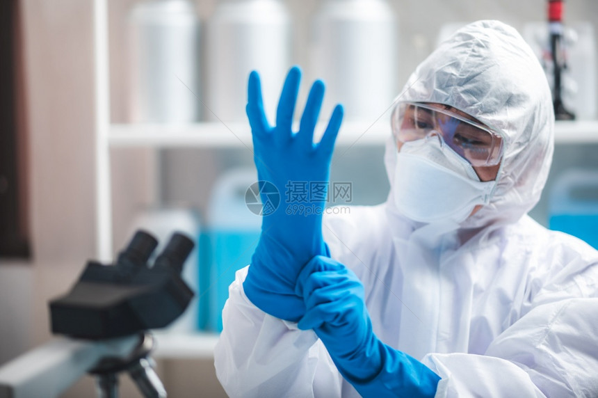 身着个人防护设备西装的医学专家身着外科手套面罩的医务人员并寻求保护在医院实验室治疗冠状流感图片