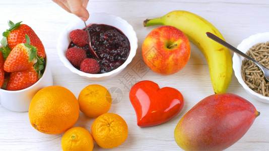 美味健康早餐有新鲜水果和棍棒面包图片
