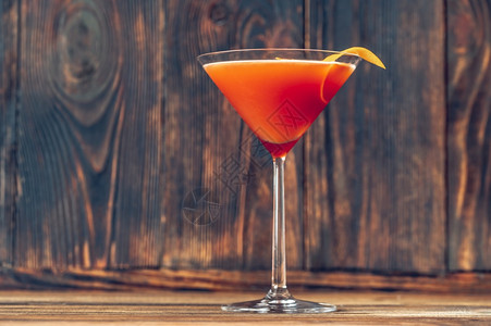 玛蒂尼酒杯中的鸡尾装满橙色皮高清图片