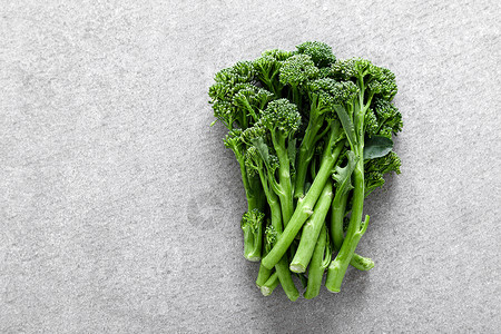 Broccolini烹饪桌上新鲜的花椰菜芽健康食品概念图片