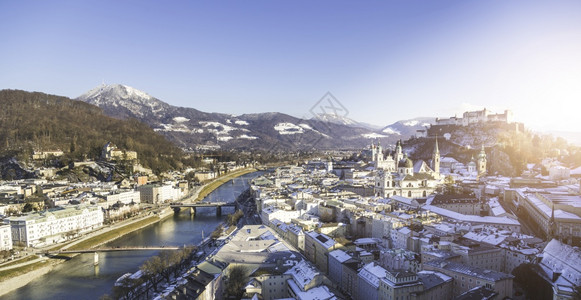 冬季萨尔茨堡全景白雪历史中心图片