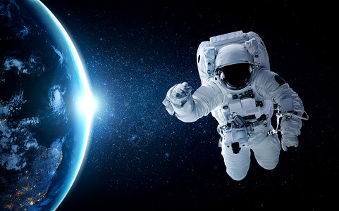 每日一学宇航员在为外层空间站工作时从事空间行走宇航员在空间运行时穿戴完整的太空服由美国航天局空间宇员照片提供的这一图像元素宇航员在空间站背景