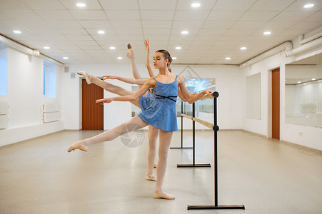 芭蕾学校舞蹈课上的学员们在练习优雅的舞蹈图片