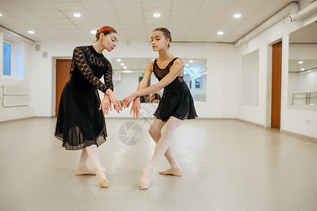 劳动实践课芭蕾学校舞蹈课上的女蹈者孩练习优雅的舞蹈老师在课堂上与年轻的芭蕾舞女一起排练背景