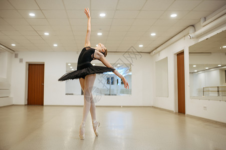 学员在芭蕾舞蹈课上认真的练习图片