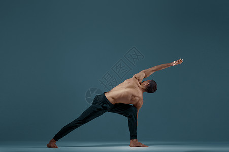 男瑜伽在工作室做伸展练习灰色背景强力男子在工作室做伸展练习男瑜伽在工作室做伸展练习背景图片