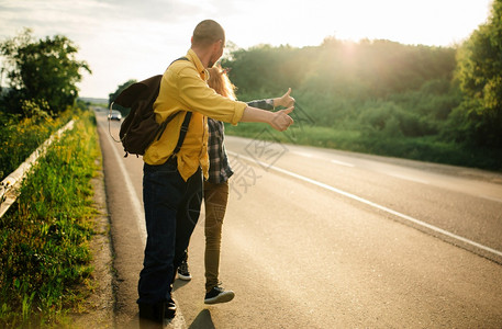 游客在路上拦住汽车青年乘旅行夏季公路图片