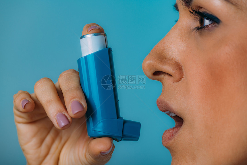 Asthma女使用吸入器图片
