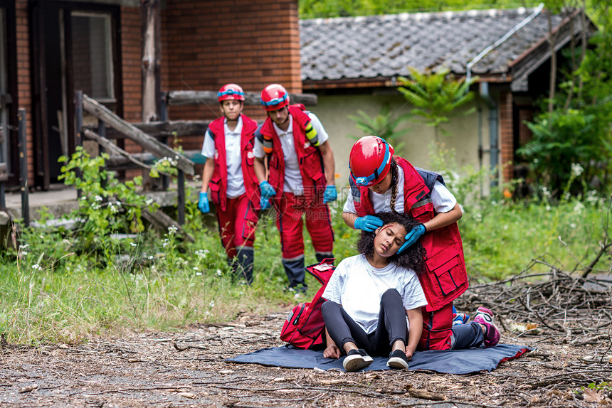 帮助受伤女害者的救援队图片