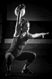 女运动员在室内用小叮当锻炼图片
