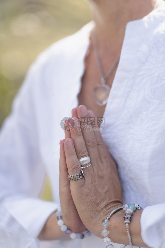 女亲手表示感激近女手在户外祈祷姿势的形象图片