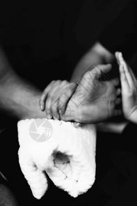 手肌肉受伤的男患者生理治疗师按摩体育伤害治疗图片