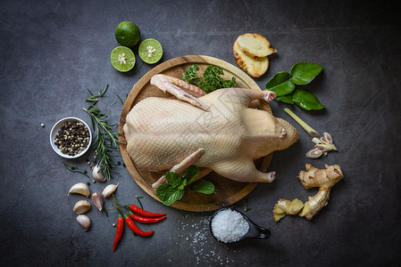 新鲜鸭肉在木制食物餐盘上背景图片