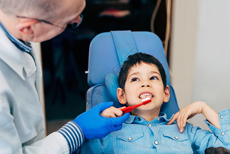 工具地方和小男孩一起看牙医谈卫生背景