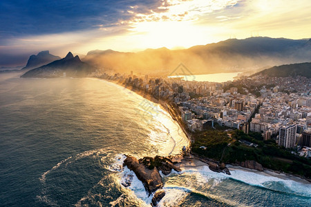 里约热内卢日落伊帕马的空中观察高清图片