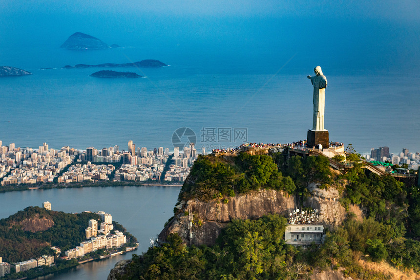 里约热内卢市上俯瞰的Redemer市的基督雕像空中观光从直升机上发射图片