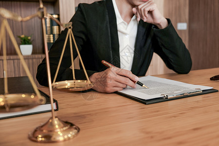 大律师法律顾问向客户提出一份与手架和法律签订的合同司法和律师概念背景