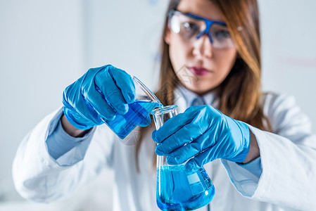 生物技术在实验室工作的女科学家图片