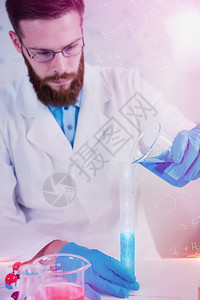 实验室男研究员的肖像图片