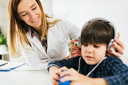 儿童听力测试进行音频测量试的小男孩图片