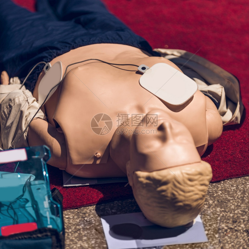 CPR娃急救培训消毒员CPR做法图片
