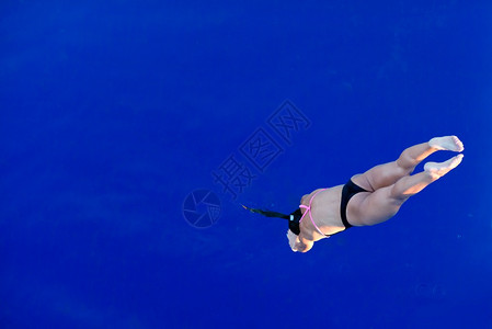 女潜水员跳进游泳池图片