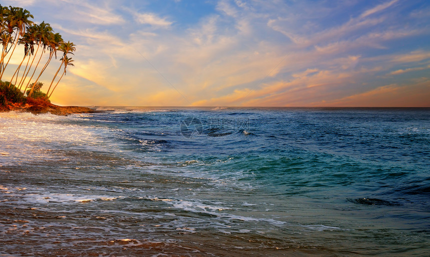 热带海滩日落度假浪漫时光的概念图片