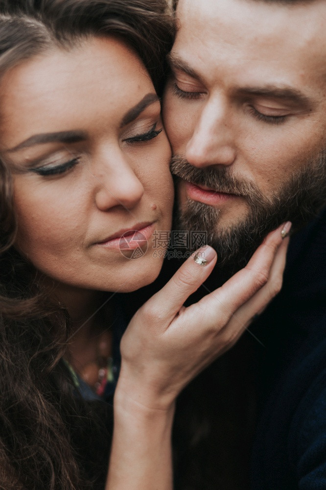 两个天主教情人的肖像年轻夫妇在秋天的户外拥抱一个有胡子的男人和卷毛女在恋爱中情节爱与家庭的概念两个有胡子的男人和卷毛女在秋天户外图片