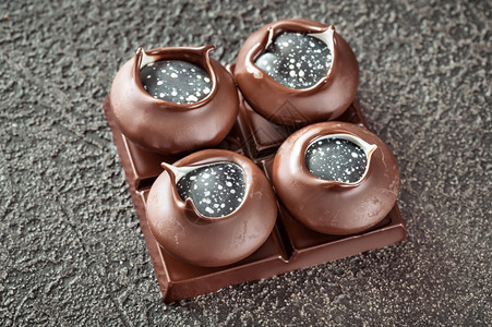 黑底的手工巧克力糖果图片