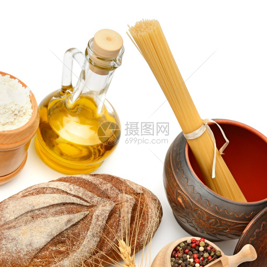 面包意大利橄榄油和香料被白色背景隔离图片
