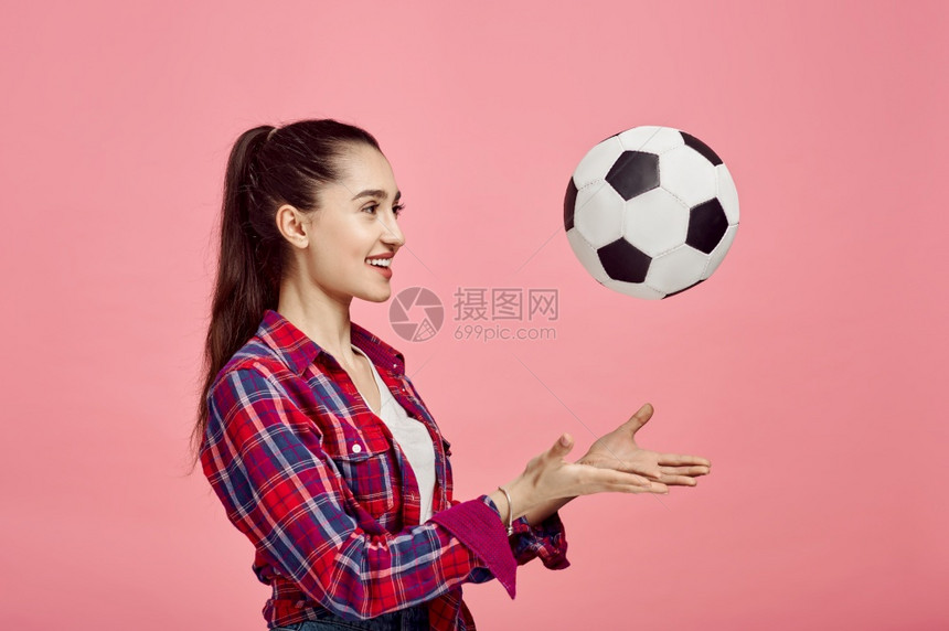 具有足球粉红色背景面部表情演播室中女姿势流传概念职业或爱好的年轻女子肖像图片