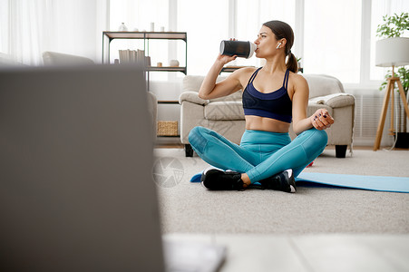 女在运动服互联网体育锻炼背景室内女喝水在线健身培训图片