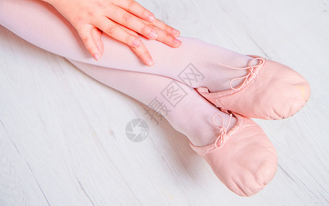 木上粉芭蕾舞鞋高清图片