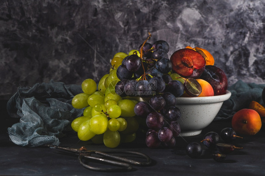 用水滴新鲜洗的果亮高眼神传达出新鲜感各种深底的新鲜葡萄杏子和羽流维生素的果汁来源图片