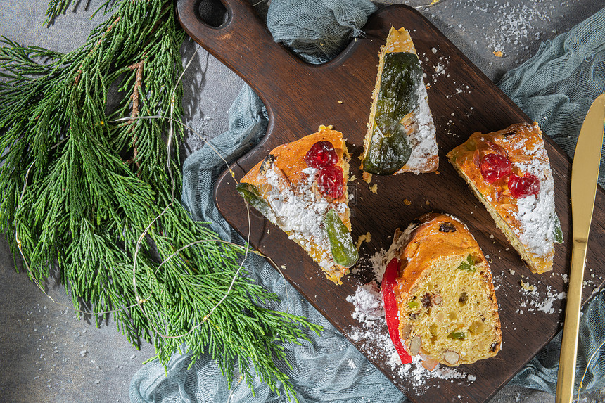 BoloRei或KingsCake是一个传统的Xma蛋糕有水果葡萄干坚和在Kitcthen柜台上加冰是为圣诞节嘉年华或狂欢节制作图片