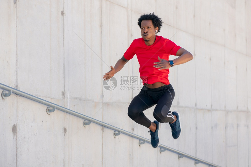 非洲运动员在楼梯上户外运动和健康的生活方式图片