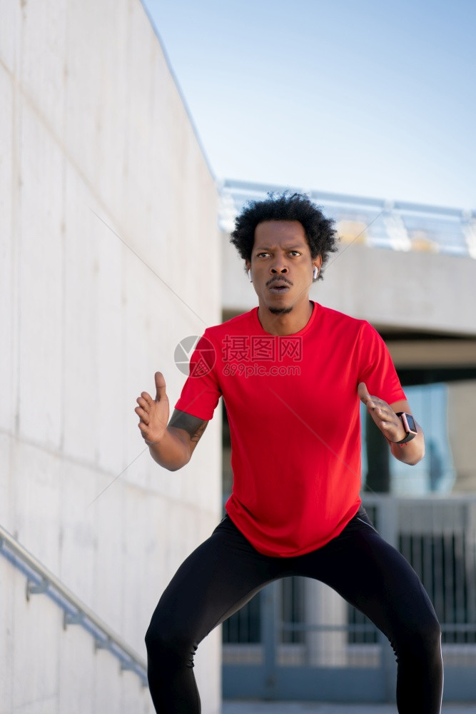 非洲运动员在楼梯上户外运动和健康的生活方式图片