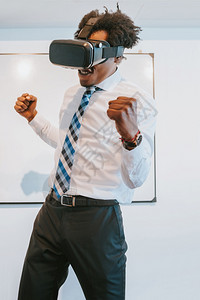 专业商人利用虚拟现实头盔在代办公室休息时使用虚拟现实头盔图片