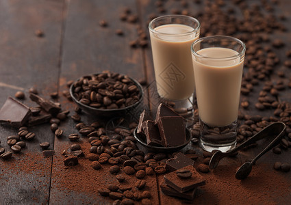 爱尔兰奶油酒馆杯咖啡豆和黑巧克力粉末深木底高清图片